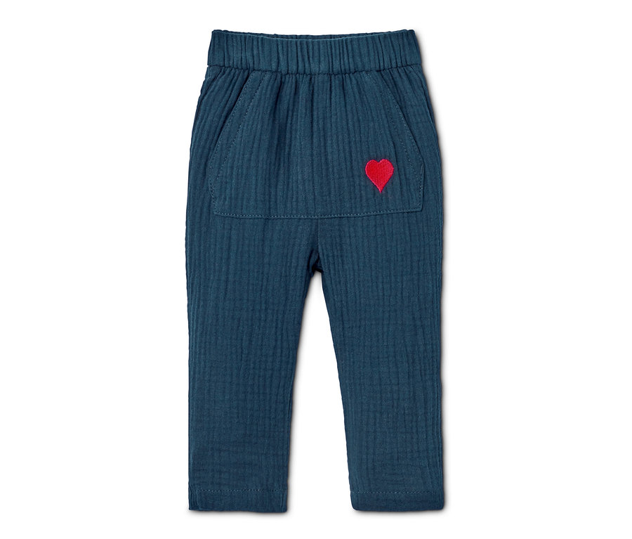Dunkelblaue Schlupfhose aus Bio-Baumwolle mit rotem Herz auf der Tasche.