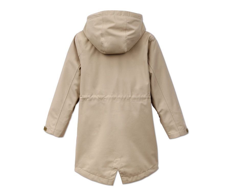 Rückansicht eines beigen Allwetter-Trenchcoats mit Kapuze aus recyceltem Material.