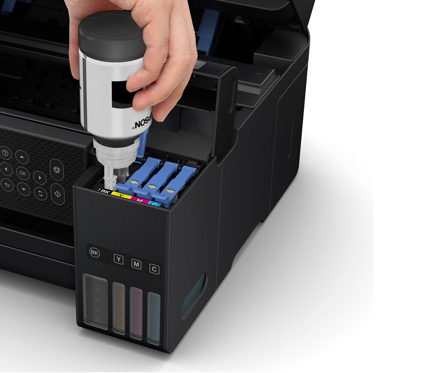 Eine Hand füllt schwarze Tinte in einen Epson EcoTank ET-2850 Multifunktionsdrucker.