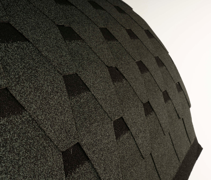 Detail der Dachschindeln der Home-Deluxe-Outdoor-Fasssauna »LAHTI L«.