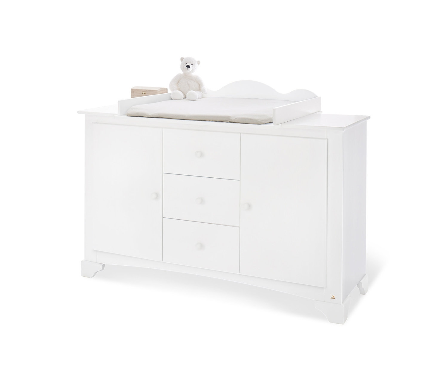 Weiße Pinolino Wickelkommode »Pino«, extra breit, mit Teddybär und Holzkästchen oben drauf.