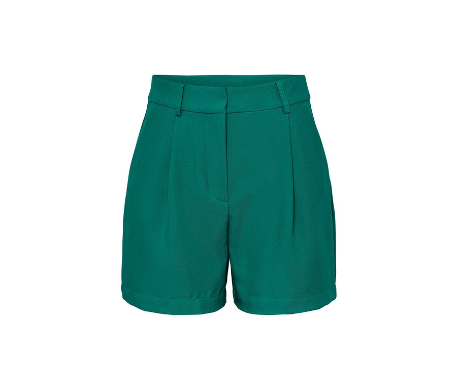Grüne Bermudashorts.