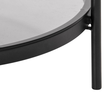 Detailansicht eines runden Glas-Couchtisches mit schwarzem Rahmen.