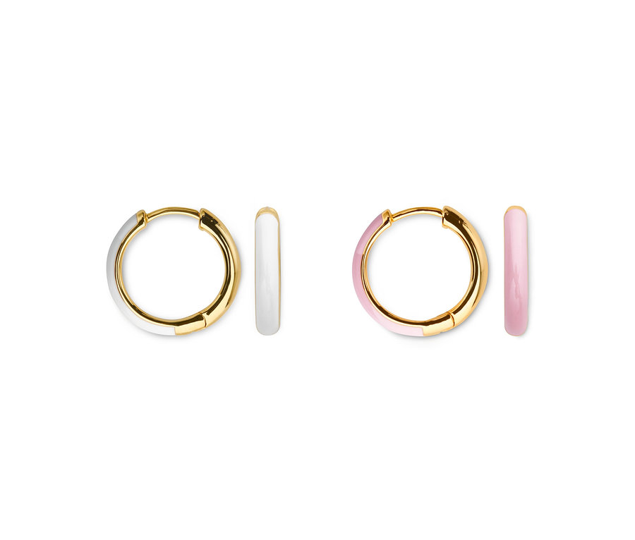 Zwei Paar Creolen: ein 2er-Set, 23 Karat vergoldet mit weißem Emaille und ein 2er-Set vergoldet mit rosa Emaille.
