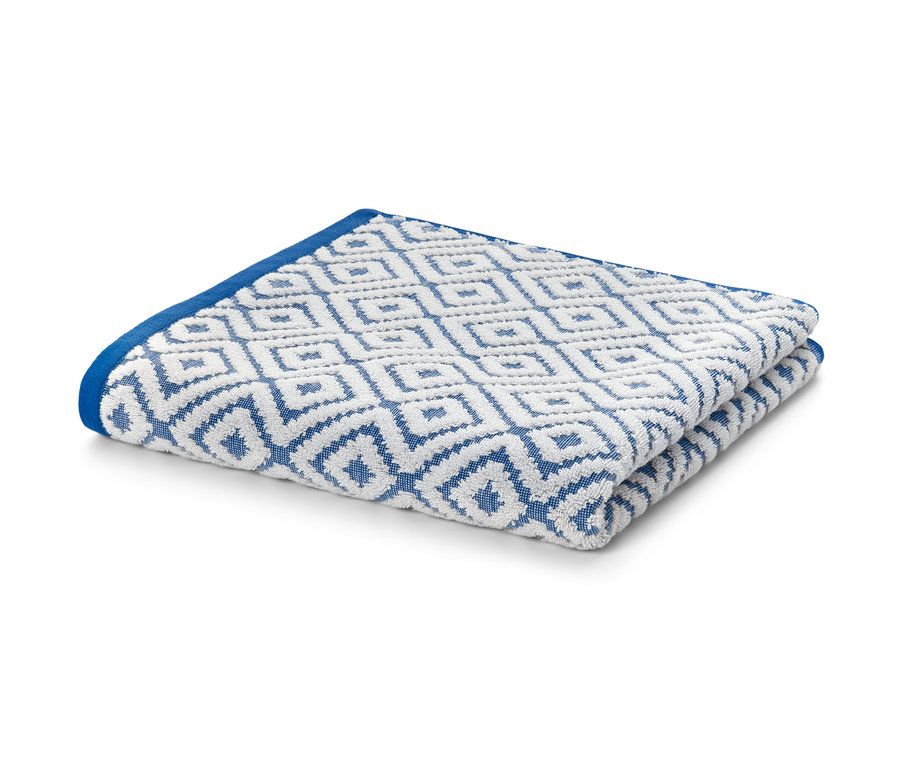 Gefaltetes Jacquard-Badetuch mit blau-weissem geometrischem Muster.
