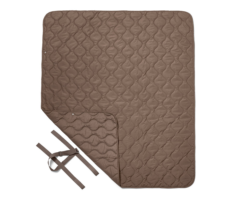 Eine braune Outdoor-Thermodecke mit Riemen.