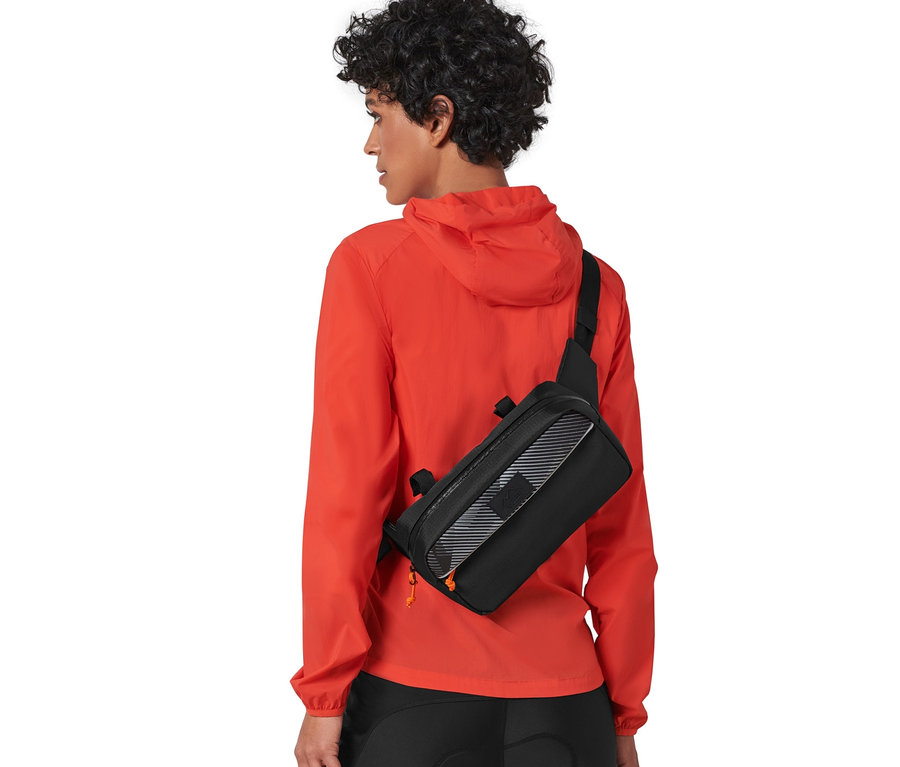 Frau trägt eine 2-in-1-Lenkertasche.