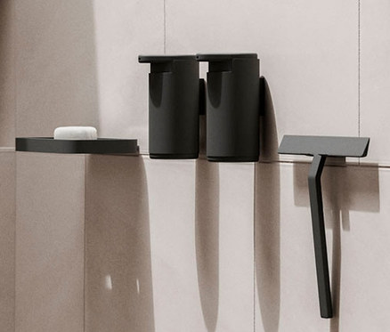 Schwarzes Badezimmer-Interieur mit ZONE DENMARK Wandseifenspender »Rim«.