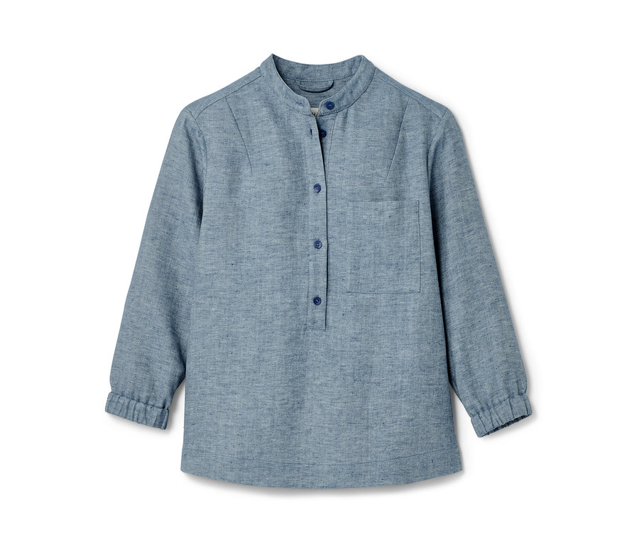 Helles blaues NAH/STUDIO Bluse aus Baumwoll-Leinen-Mix mit Knopfleiste und Brusttasche.