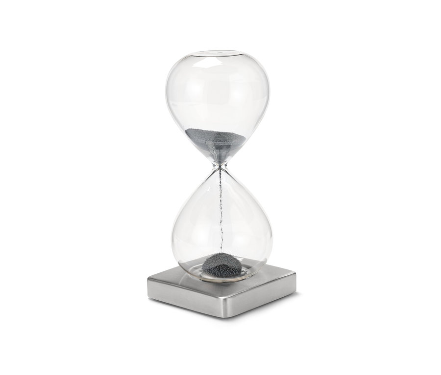Magnetische Sanduhr mit schwarzem Sand auf silbernem Sockel.