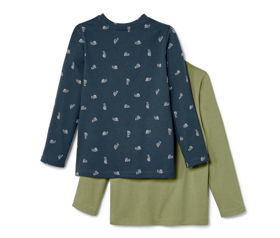 Zwei Baby-Langarmshirts, eins dunkelblau mit Schneckenmuster, eins olivgrün.