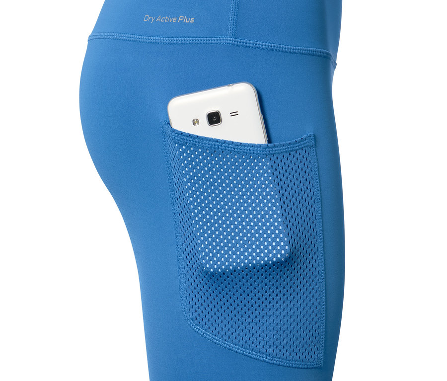 Detailansicht einer blauen Sporttight »pockets« mit einem Handy in der Tasche.