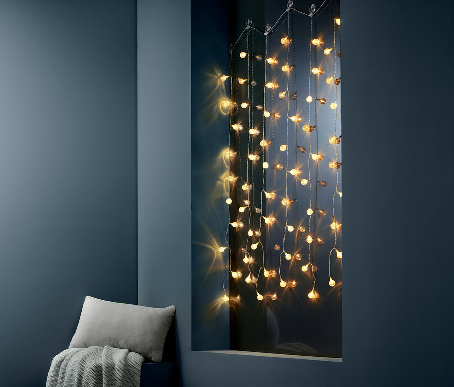 LED-Kugel-Lichtervorhang hängt im Raum.