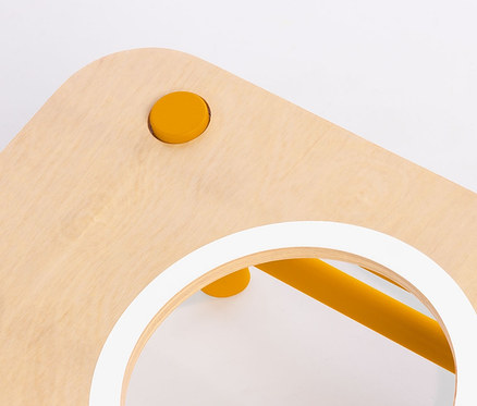 Detailaufnahme eines Pinolino Cornhole »Bennet«, 13-teilig, Bretts mit kreisförmigem Loch und gelbem Element.