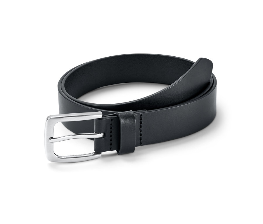 Ein schwarzer Ledergürtel mit einer Metallschnalle liegt auf einem weißen Hintergrund.