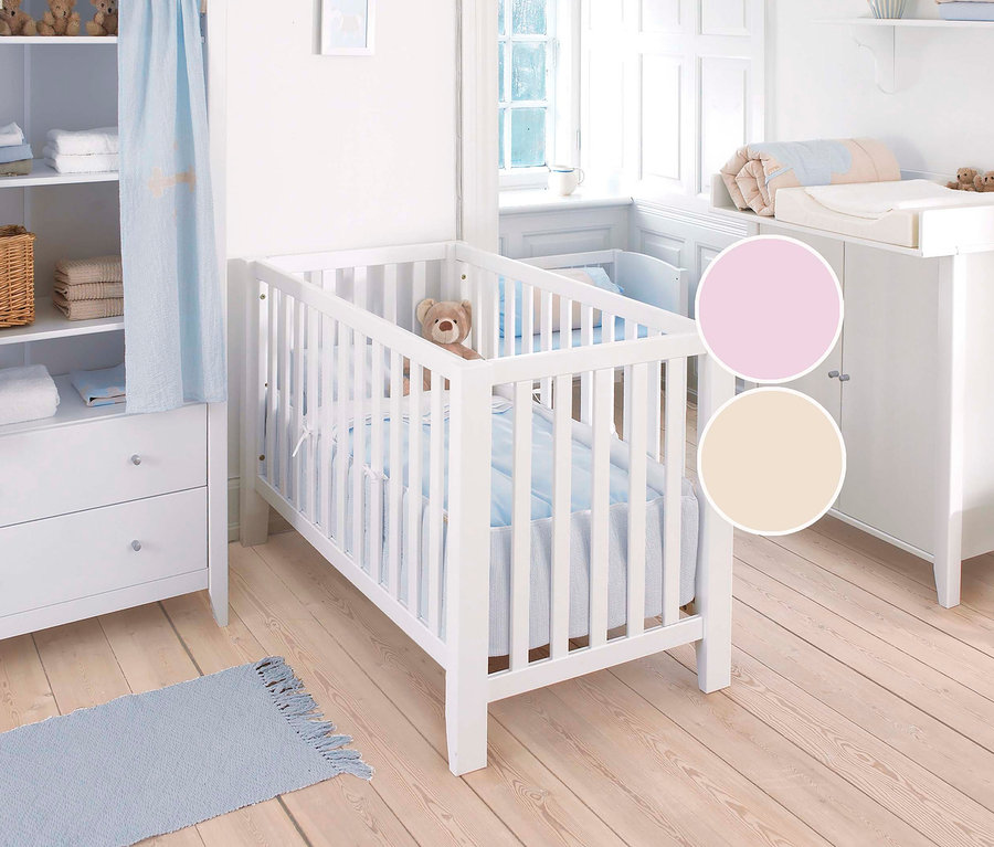 Helles Kinderzimmer mit weißem Hoppekids Babybett "Anton", Kommode und Schrank.