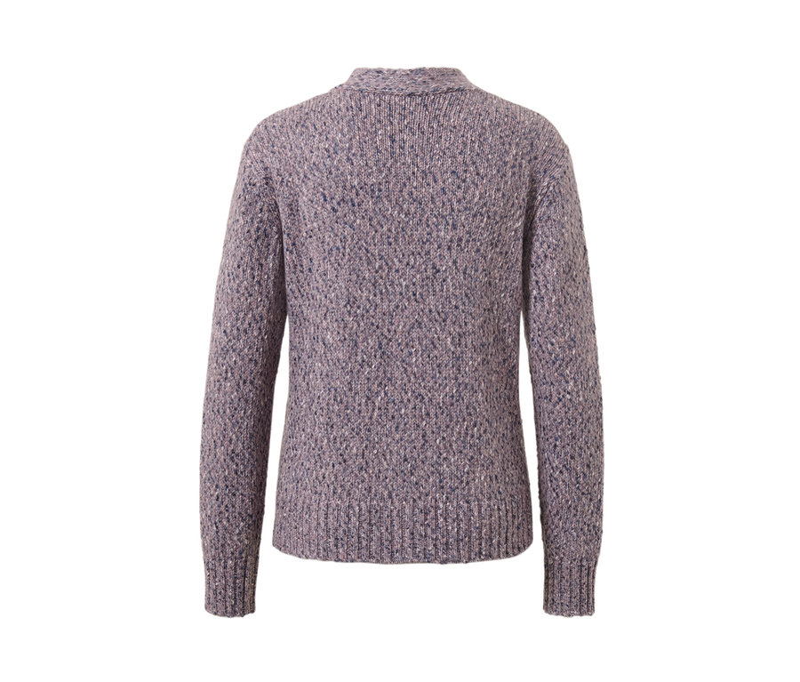 Detailansicht der Rückseite einer Strickjacke mit Wolle.