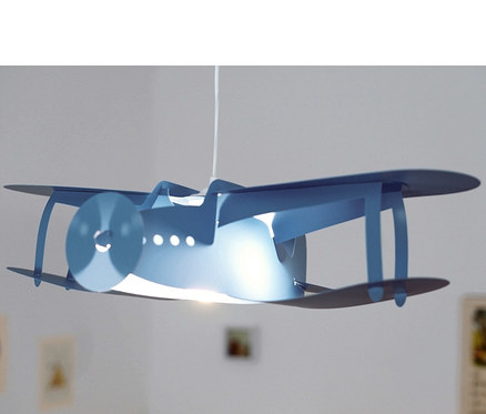 Blaue Deckenleuchte »Flugzeug« hängt an der Decke.