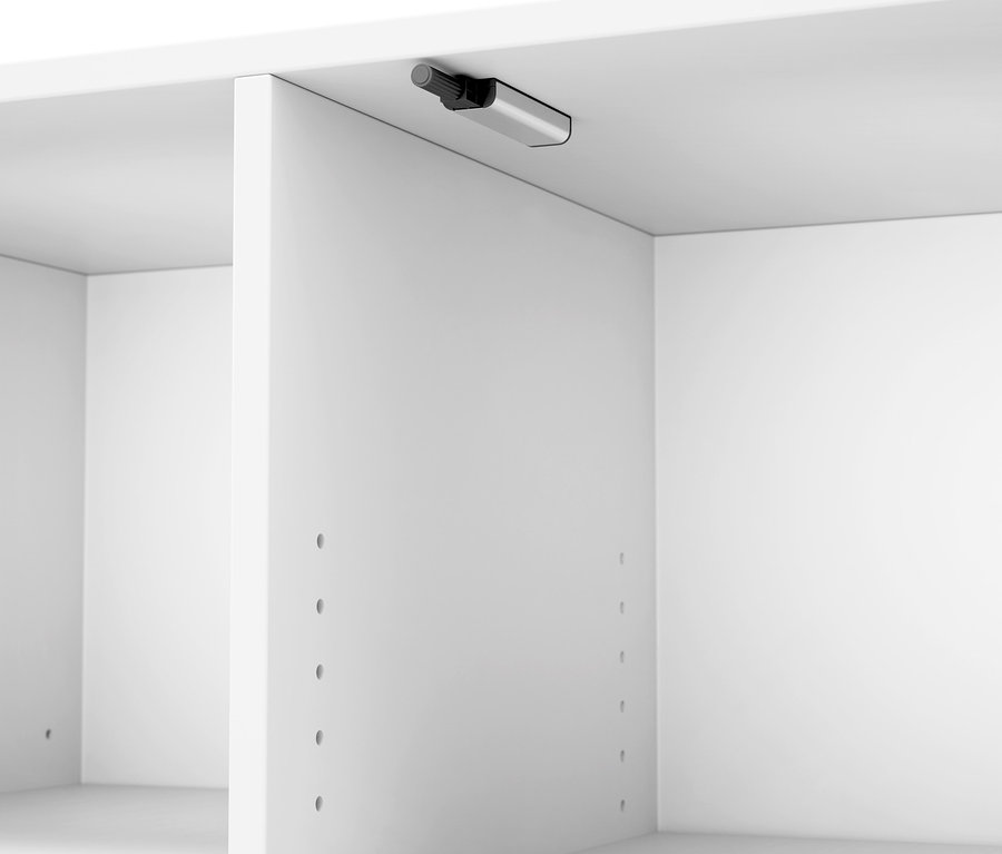 Detailaufnahme eines weißen Schrankinnenraums.