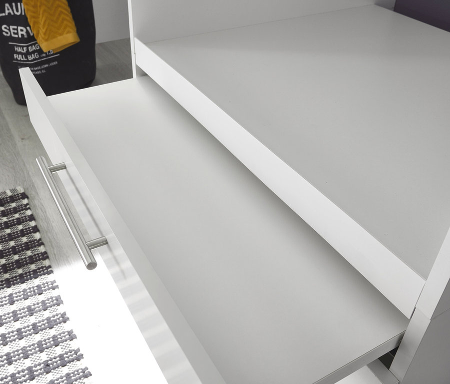 Detail eines Respekta Waschmaschinenschranks mit einer Schublade und einem Wäschekorb.