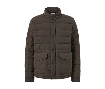Braune Steppjacke mit Knöpfen und Taschen.