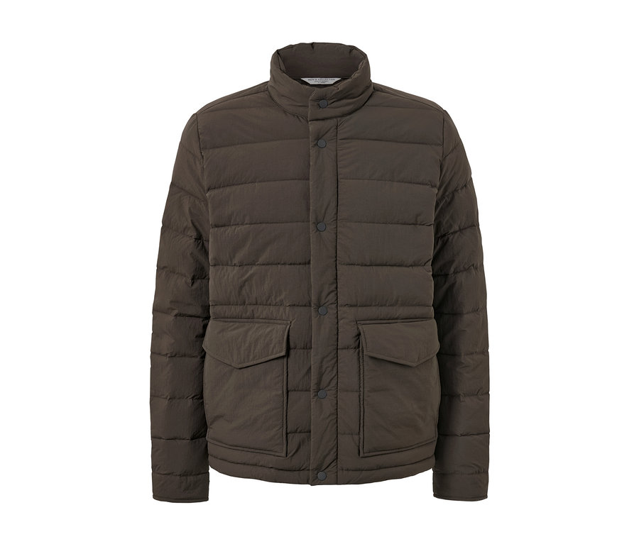 Braune Steppjacke mit Knöpfen und Taschen.