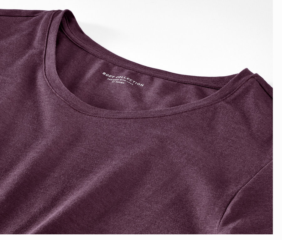 Detailansicht eines violetten Nachthemds.