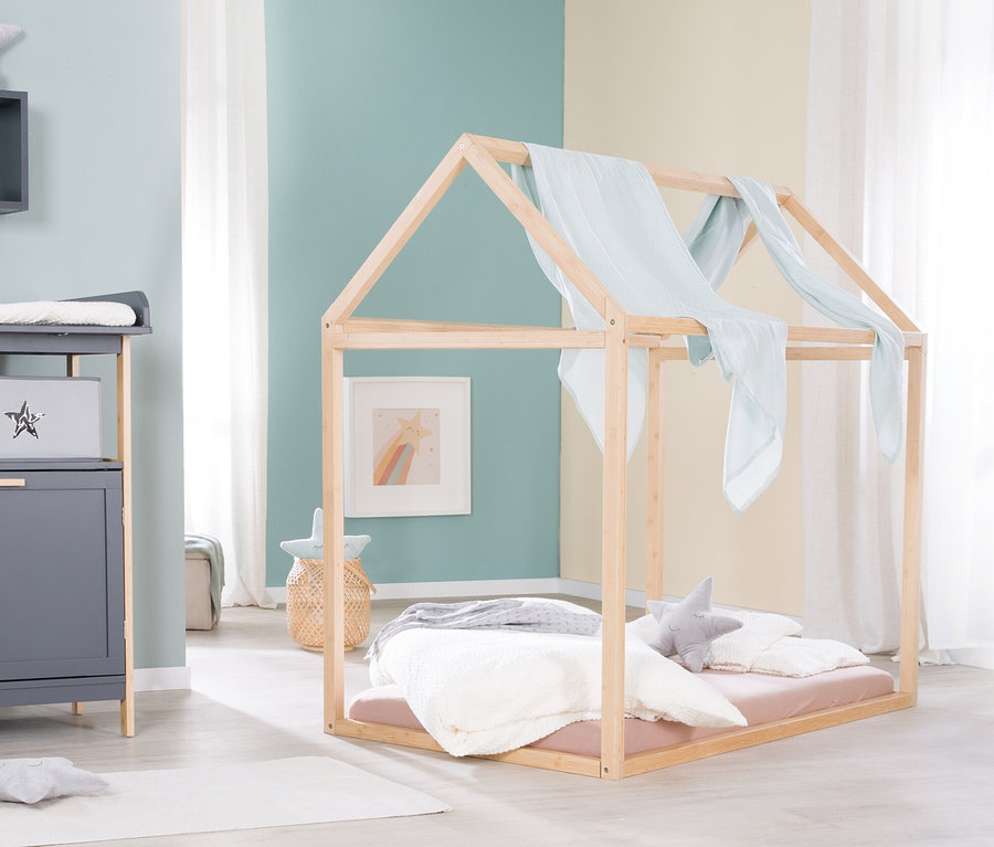 Zimmer mit roba Hausbett, ca. 70 x 140 cm, Bambus, mit weißer Decke, grauem Nachttisch und Wanddekoration.