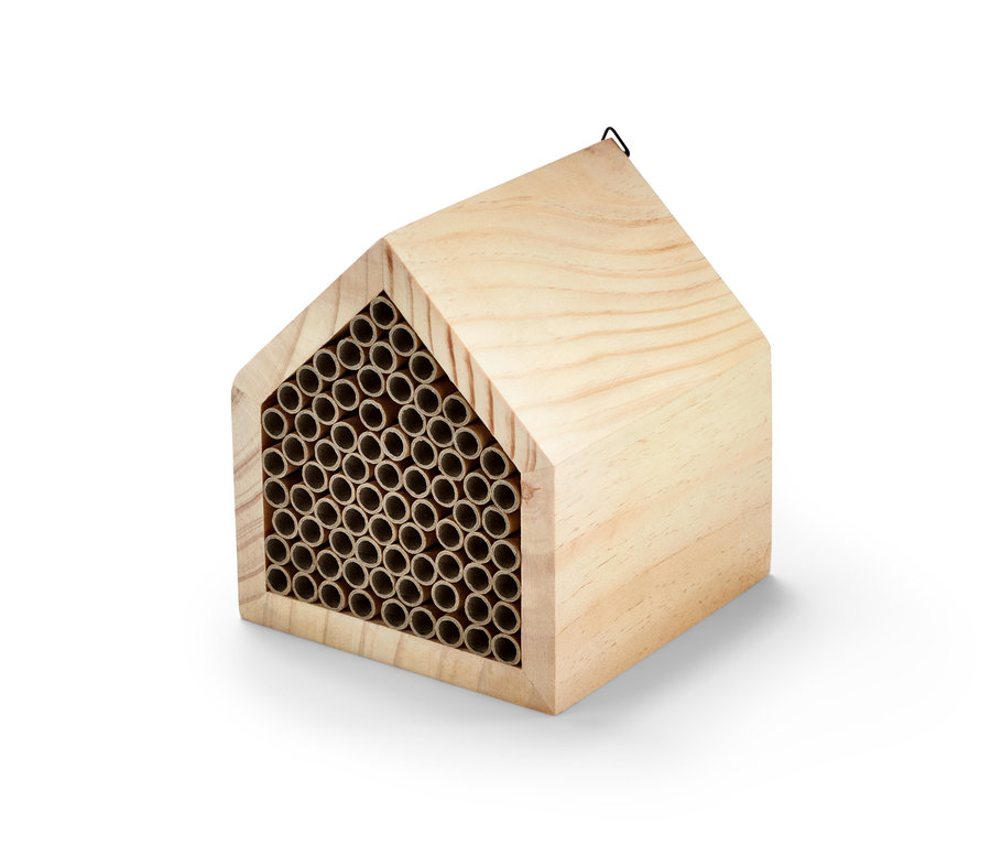 Ein Insektenhotel aus Holz mit vielen Löchern.