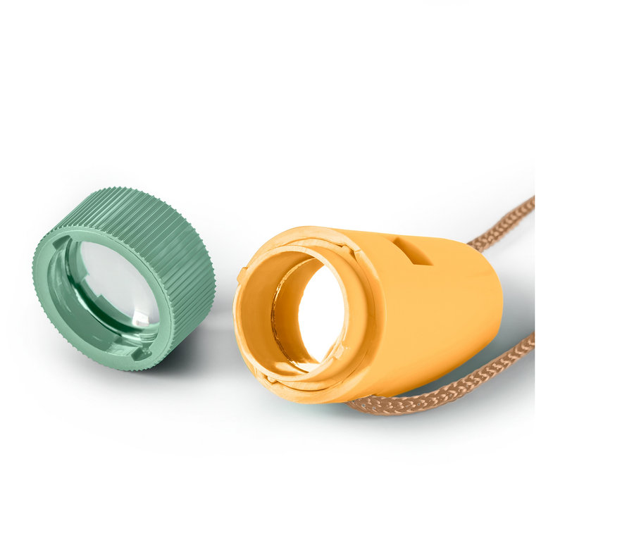 Grüne Lupe und gelbes Kompaktes 7-in-1-Outdoor-Tool mit brauner Schnur.