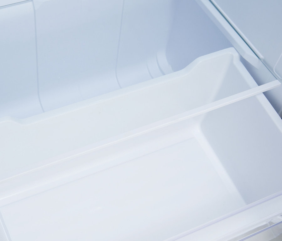 Detailaufnahme einer Schublade im Respekta Kühl-Gefrierkombination »KS144VC« in Vintage Cream.