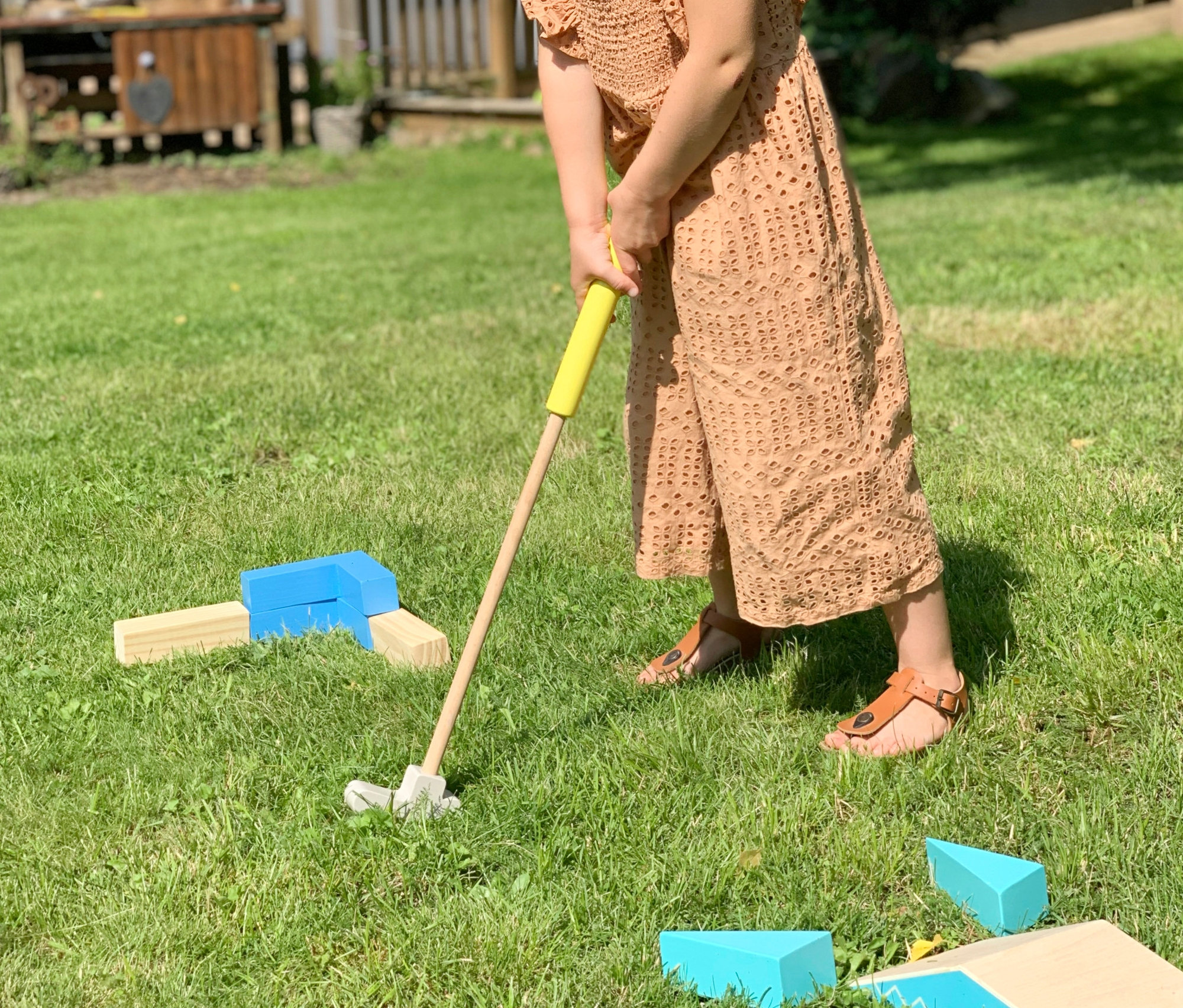 Mädchen spielt Minigolf mit small foot Minigolf-Set »Active« aus Holz.