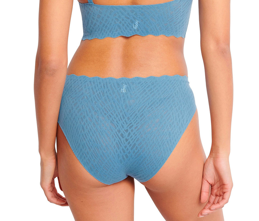 Rückansicht einer Frau, die ein azurblaues Unterwäscheset von sloggi ZERO Feel Bliss High leg trägt.