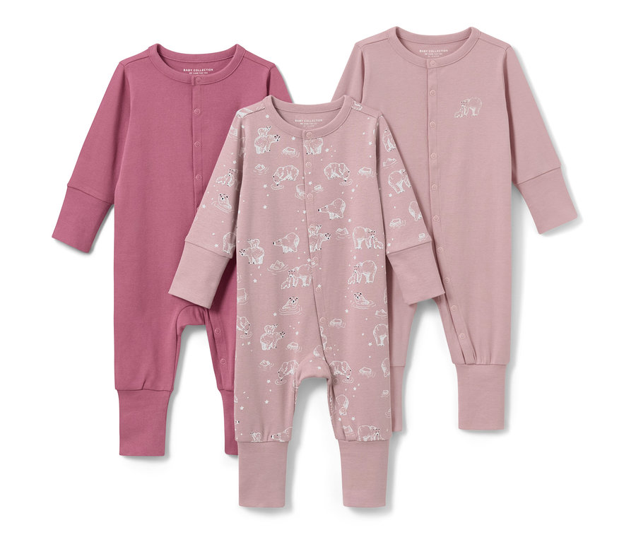 Drei rosa Baby-Pyjamas.