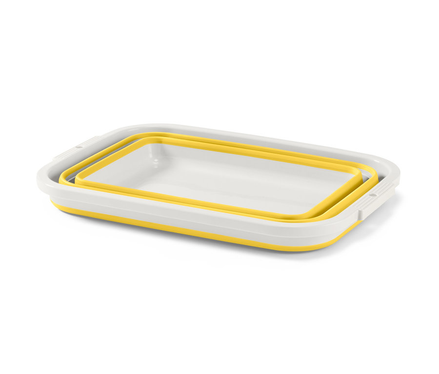 Ein weißer Faltbarer Wäschekorb mit gelben Akzenten im zusammengeklappten Zustand.