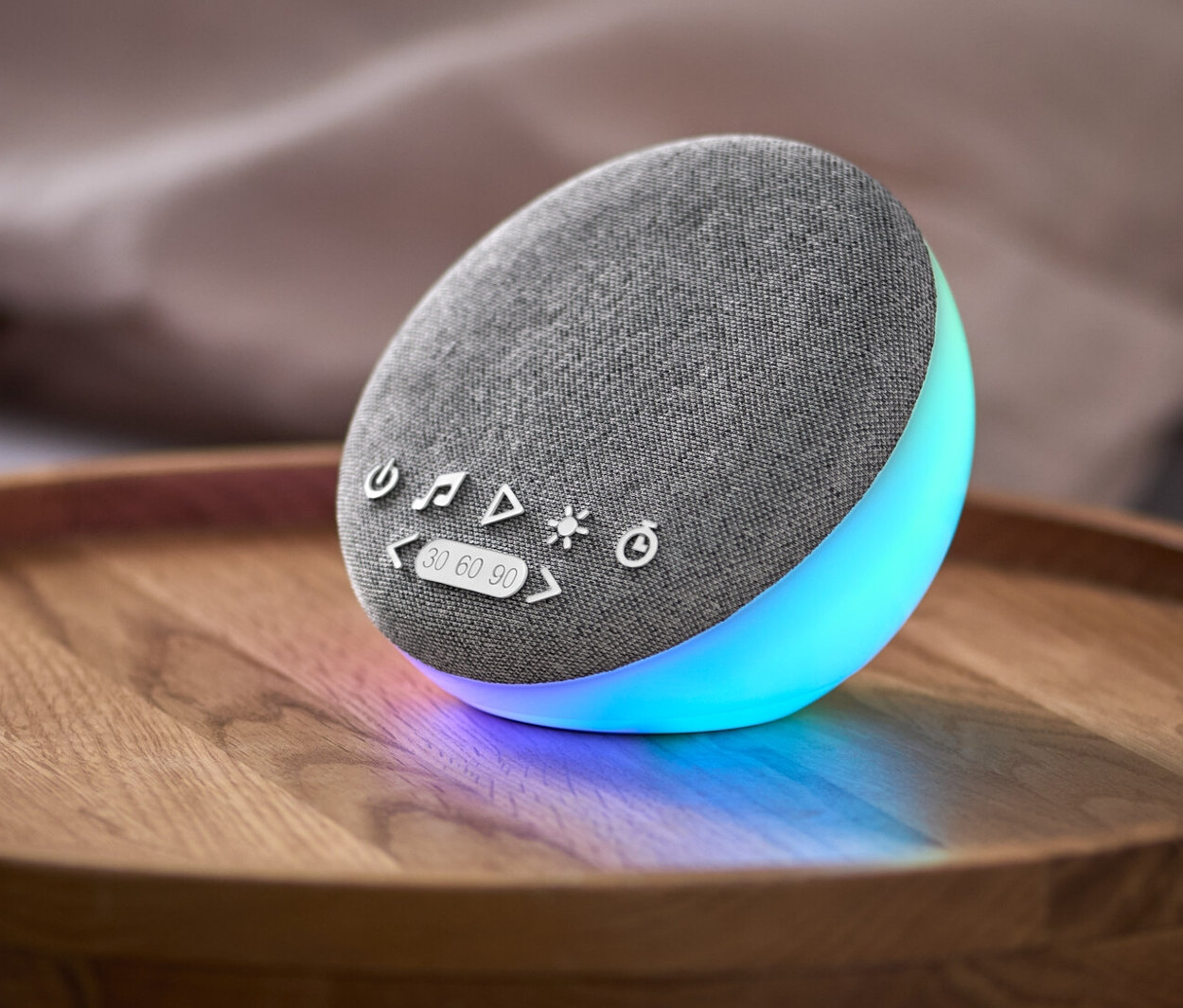 Einschlafhilfe mit Lautsprecher und Naturklängen steht auf einem Nachttisch.