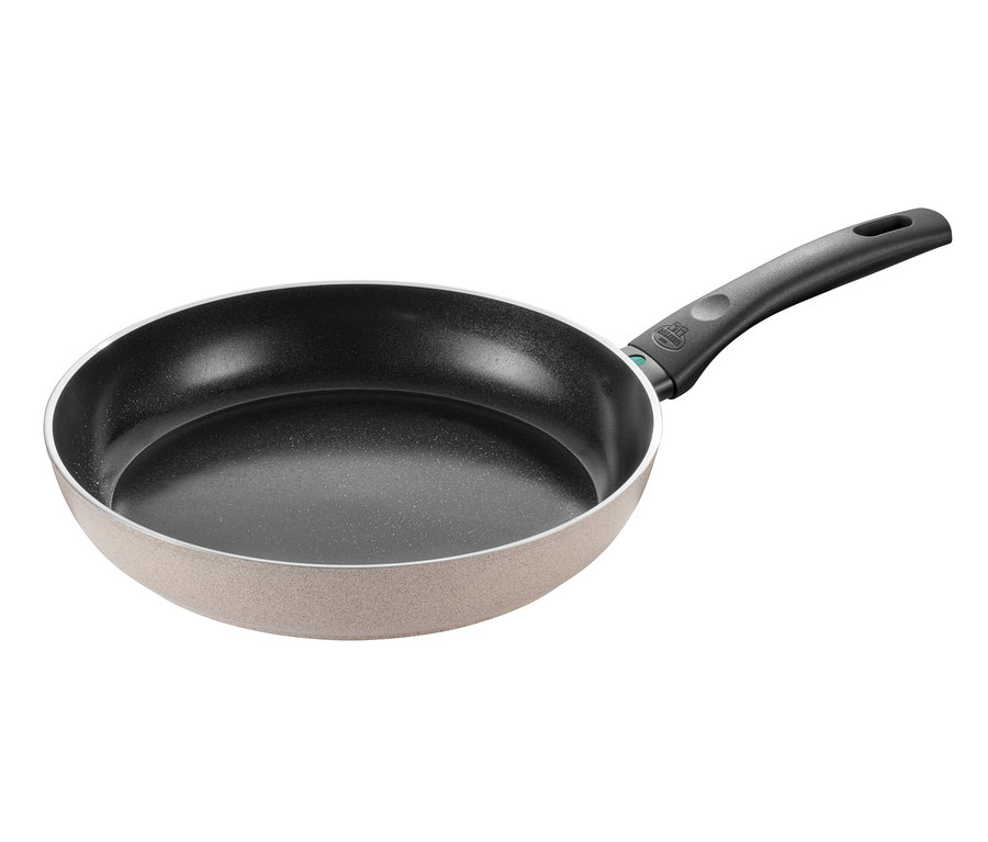 Eine sandfarbene BALLARINI Aluminium-Bratpfanne, 28 cm, mit schwarzer Innenseite und grauem Griff.