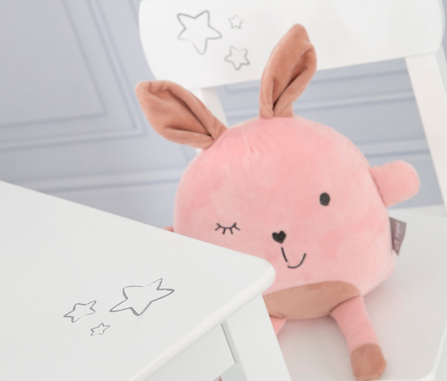 Nahaufnahme einer weißen Kindersitzgruppe »Little Stars« von Roba mit einem rosa Hasen Stofftier.