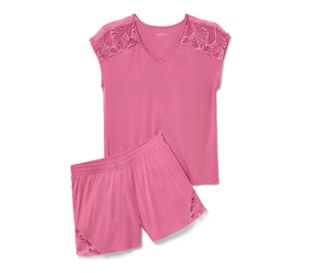 Ein rosafarbenes Shorty-Pyjama-Set mit Spitzendetails an Schultern und Hosenbeinen.