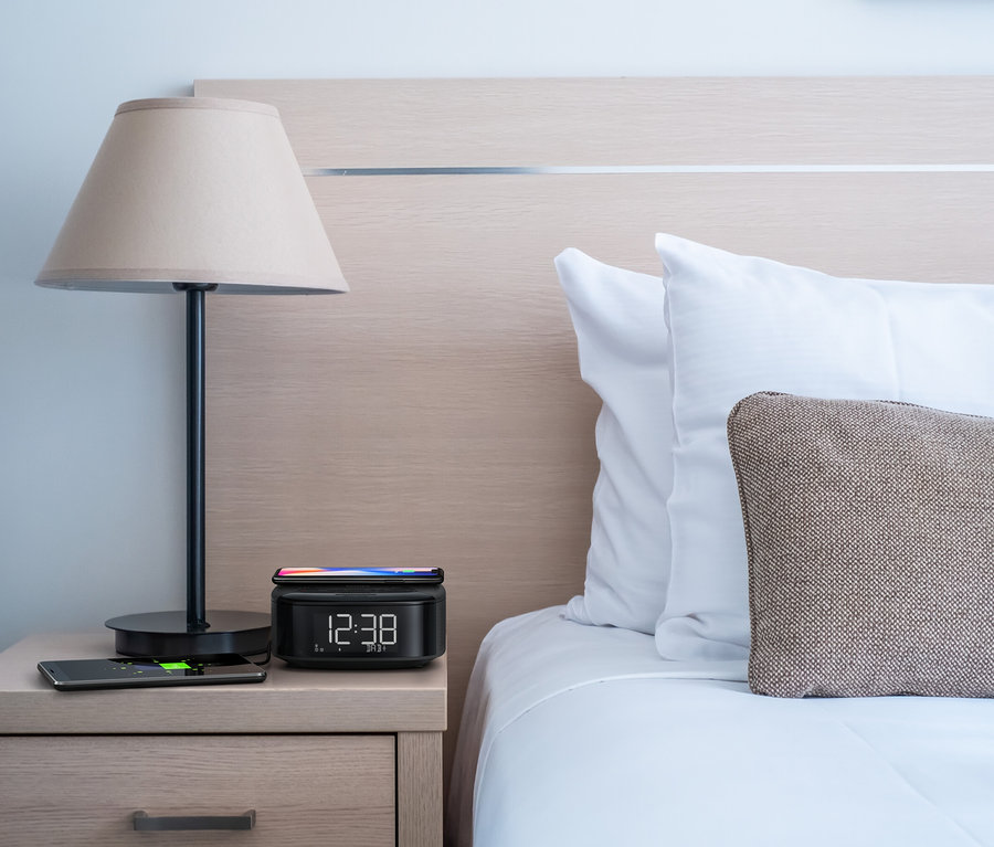Nachttisch mit Lampe und Philips DAB-Radiowecker »TAR7705«, auf dem ein Smartphone liegt.