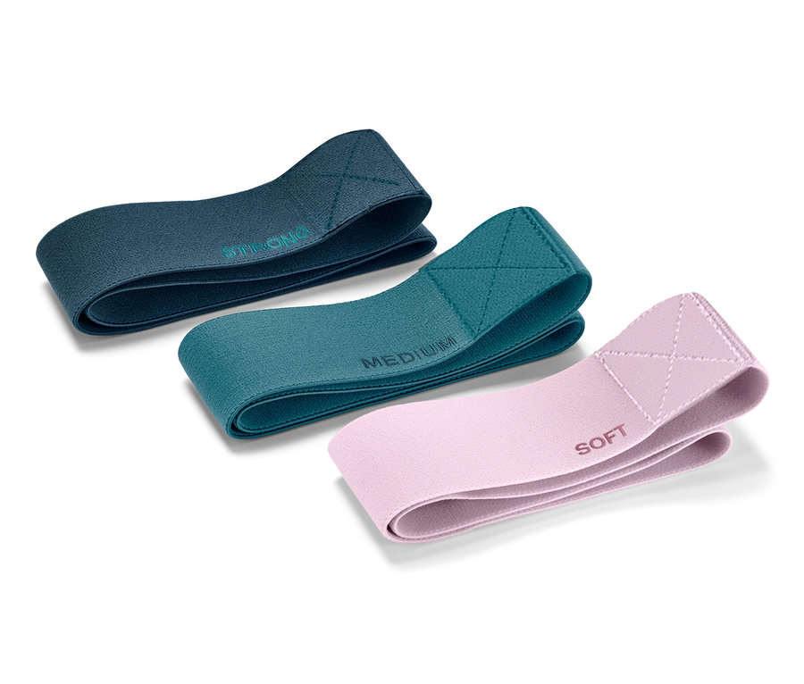 Drei Trainingsbänder liegen auf einem weißen Hintergrund. Sie sind in den Farben Blaugrün, Grünblau und Hellrosa.