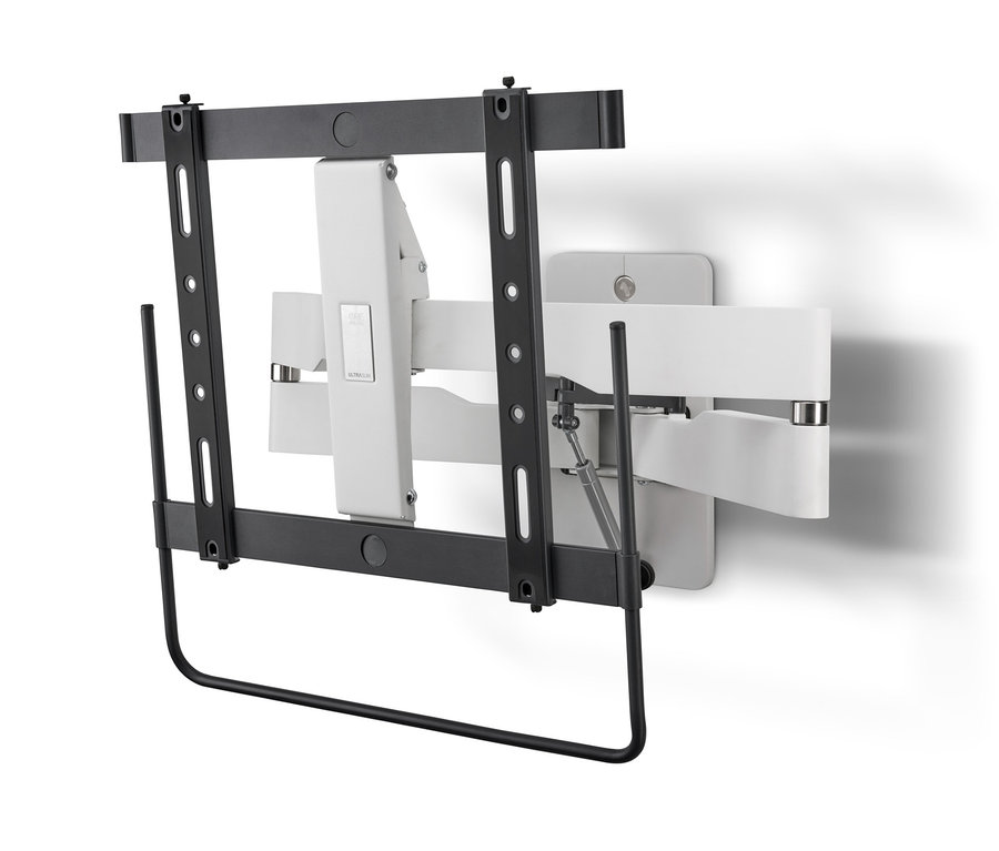 Eine ONE FOR ALL Wandhalterung »WM6482 FLUX 2.0«, 32"–77" ist an einer weißen Wand montiert.