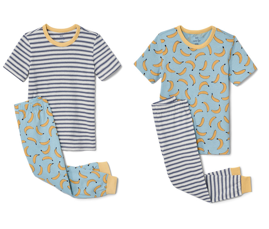 Zwei Kinderpyjamas mit Print: Einmal blau-weiss gestreiftes Oberteil mit Bananen-Hose und einmal blaues Bananen-Alloverprint-Oberteil mit gestreifter Hose.