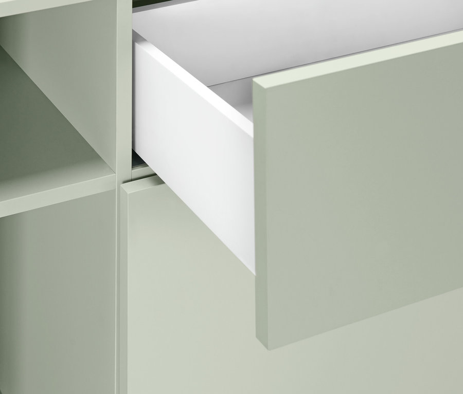 Detailansicht eines halboffenen Sideboards mit Kufen.