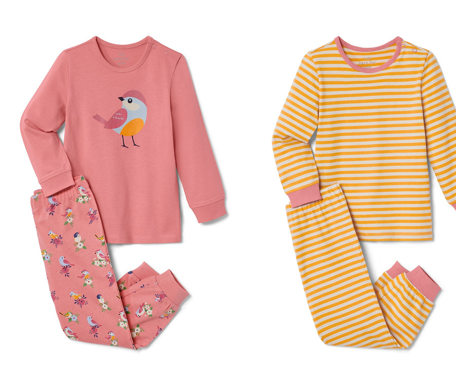 Zwei Kleinkind-Pyjamas: Einmal rosa mit Vogel- und Blumenmuster, einmal gelb-weiß gestreift.
