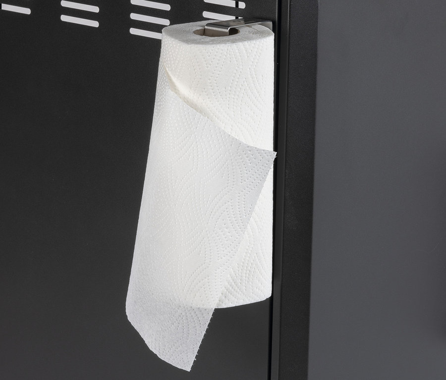 Eine Papierhandtuchrolle hängt an einem magnetischen Landmann Zubehör an der Seite eines Grills.