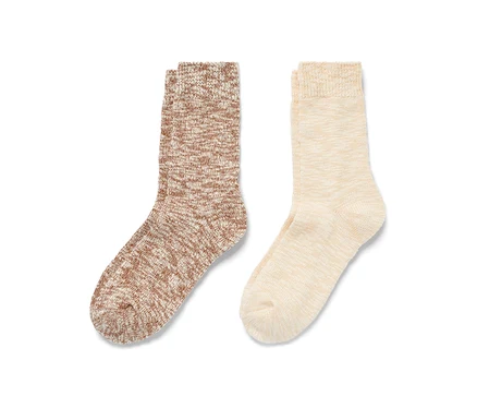 Zwei Paar Stricksocken. Ein Paar ist braun und das andere cremefarben.