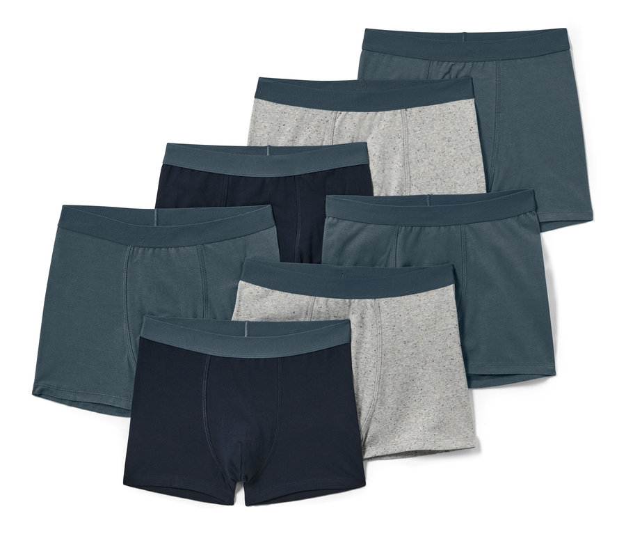 Sieben Jungen-Slipboxer in Blau- und Grautönen.