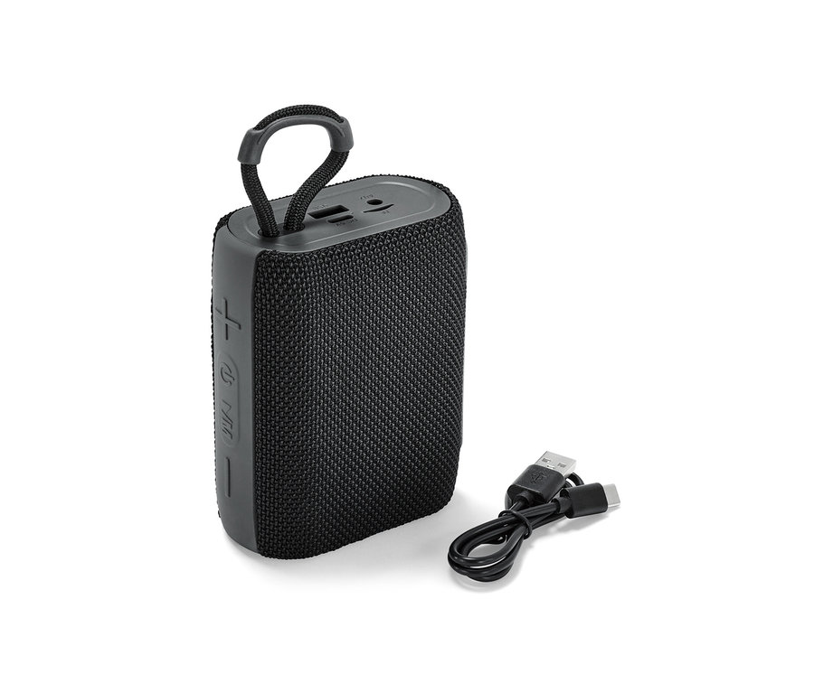 Schwarzer In-Ear-Kopfhörer und Bluetooth®-Lautsprecher mit Ladekabel liegen auf einem weißen Hintergrund.