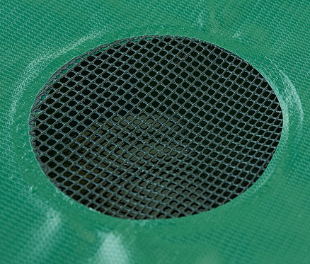 Detailaufnahme einer grünen, faltbaren Regentonne (ca. 250 l) mit schwarzem Netz oben.